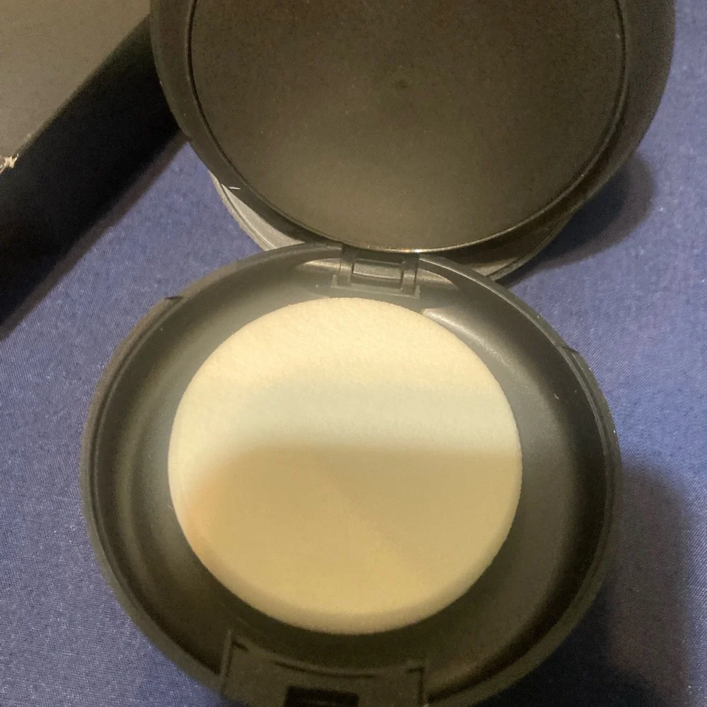 MAC Studio Tech Foundation NC44 - Picture 4 of 5